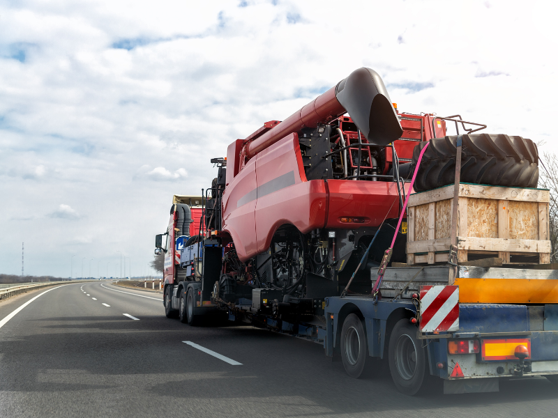 Quelles sont les spécificités du transport de matériel agricole et pourquoi faire appel à un affréteur spécialisé ?